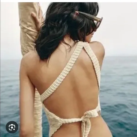 Asymmetrical backless crochet top - Picture 4 of 5